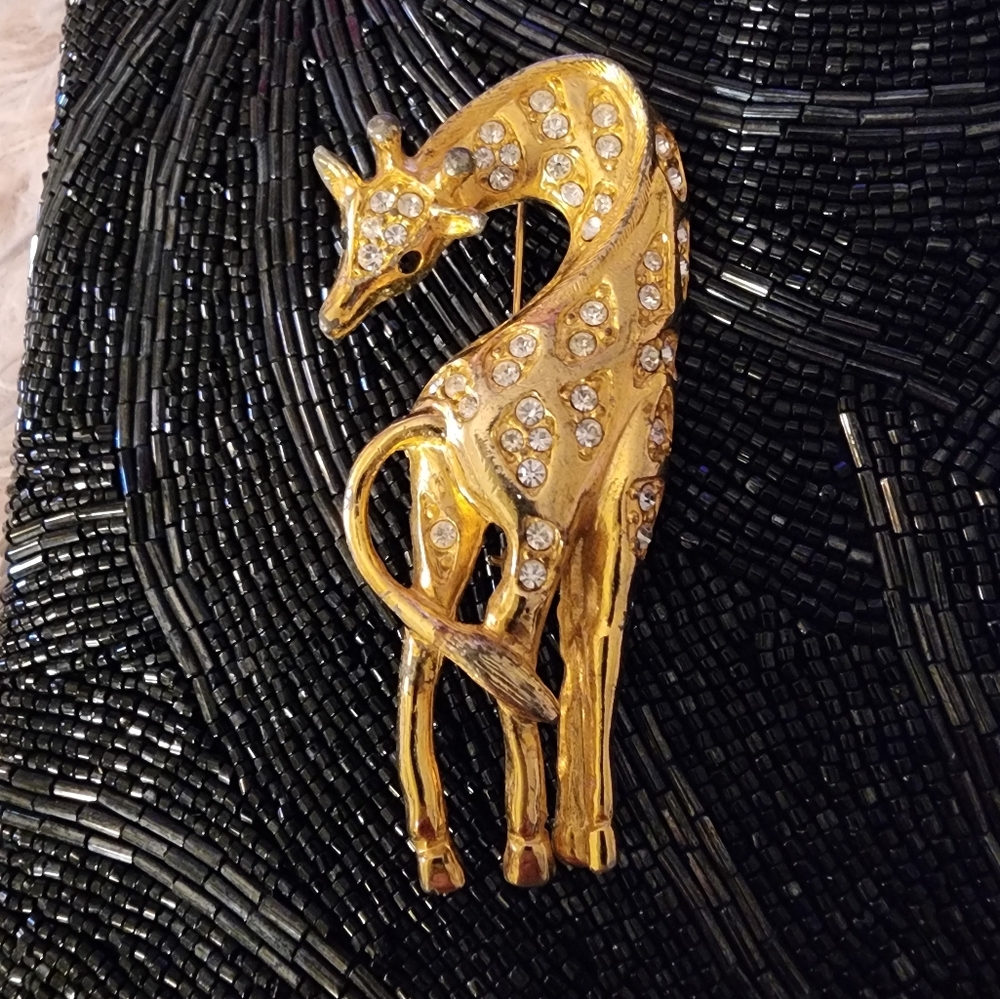 Giraffe GoldTone Brooche - Picture 3 of 3